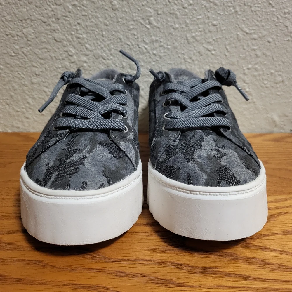 Roxy Gray Camo Sheilahh Sneaker Size 7½